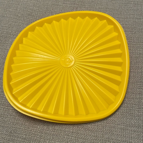 Vintage Tupperware Yellow Square Servalier Lid - Picture 1 of 3